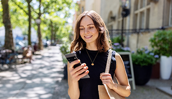 mujer con celular - Dias itau