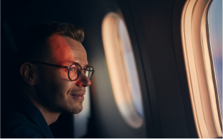 Hombre mirando por la ventana de un avion