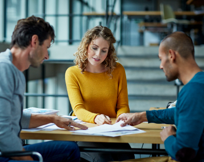 Personas aprendiendo de asesor financiero