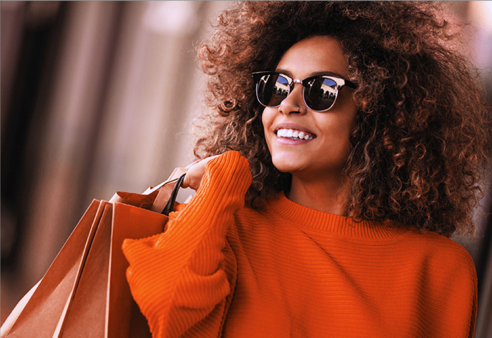 Mujer sonriendo con gafas - Dias Itaú