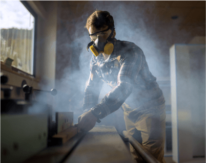 trabajador realizando trabajo con madera esperando ser protegido por un seguro de riesgos