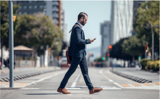 un empleado buscando en su celular un seguro de riesgos profesionales ARL para su empresa 