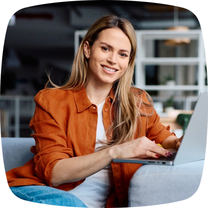Mujer con computador
