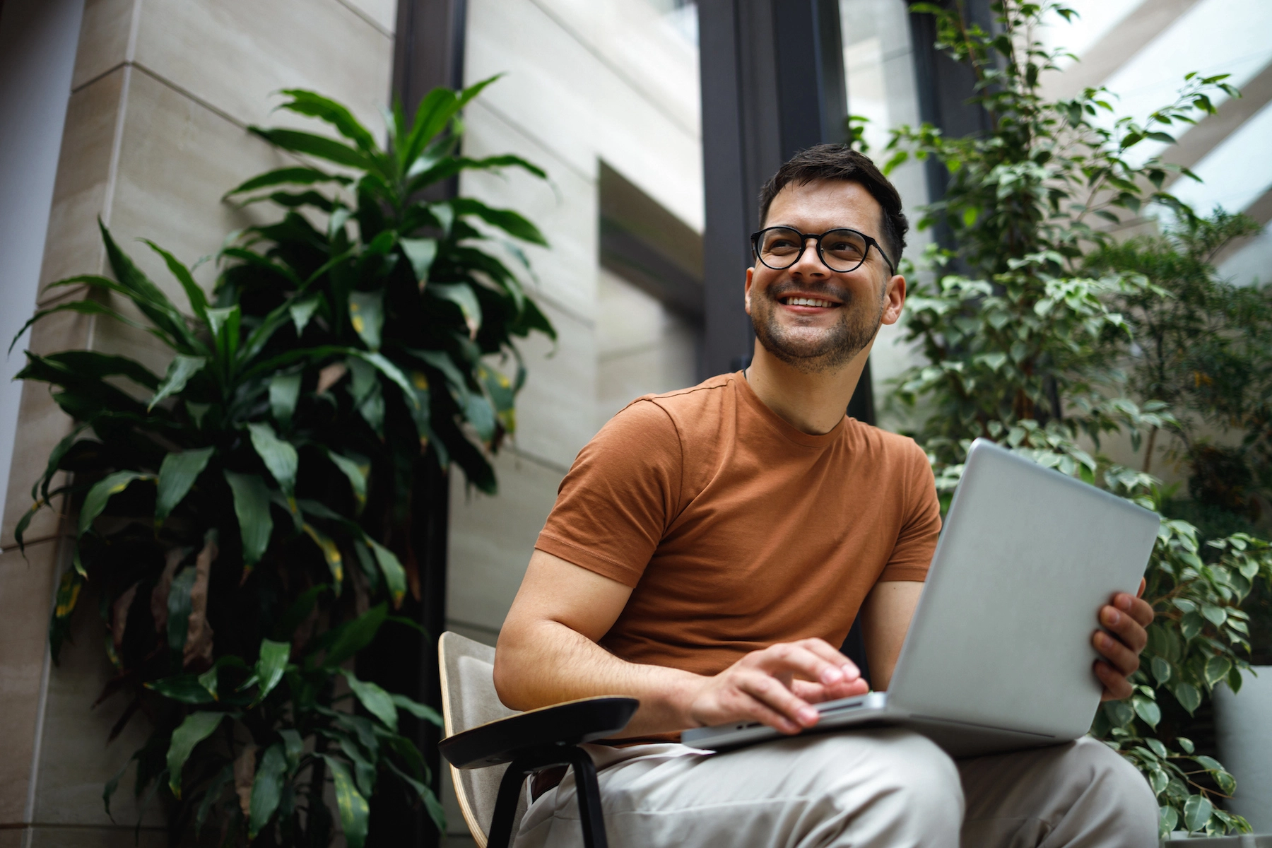 Joven con computador en inversiones itau