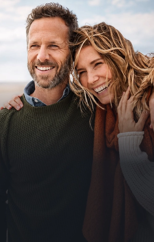 Hombre y mujer abrazados